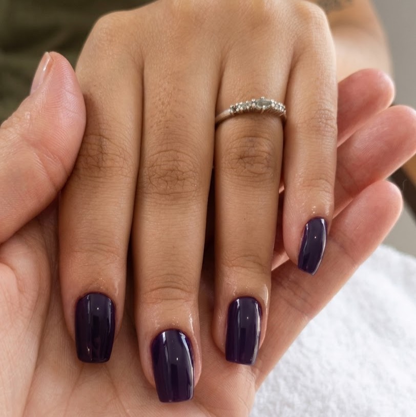 Unhas decoradas em tom carmim